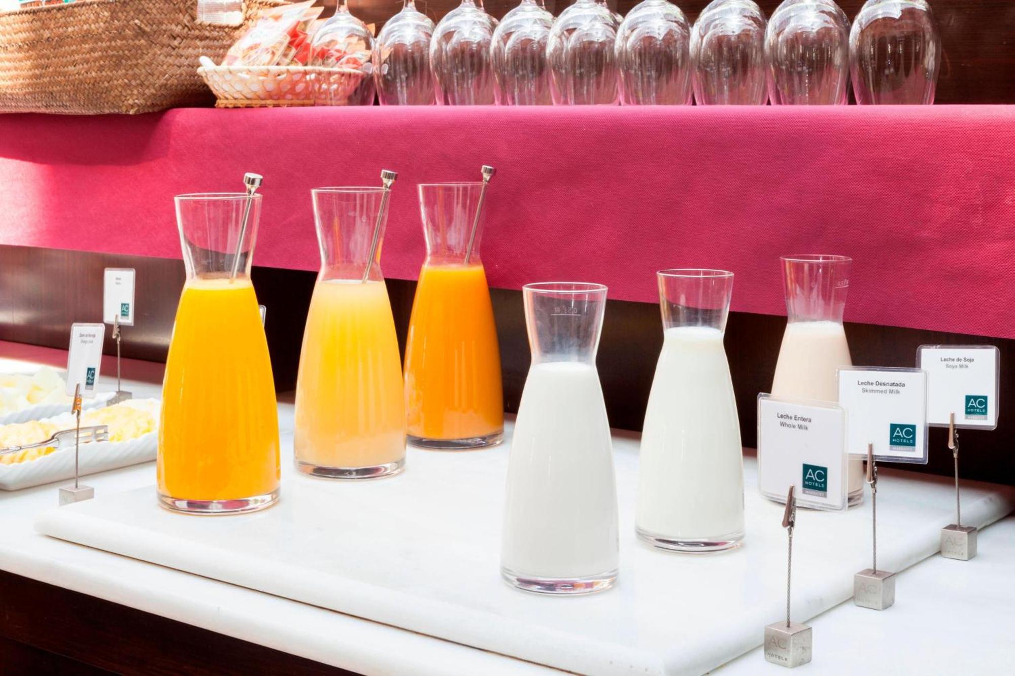 Ac Hotel Palacio De Santa Ana By Marriott Вальядолид Экстерьер фото Juice and milk at a buffet