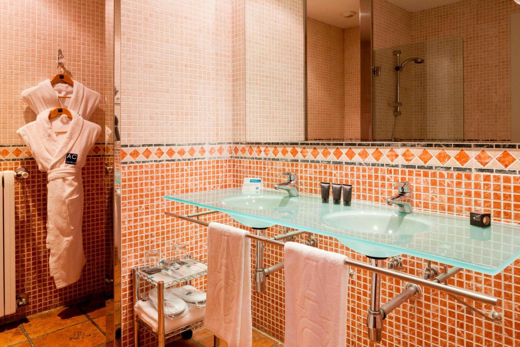 Ac Hotel Palacio De Santa Ana By Marriott Вальядолид Экстерьер фото Bathroom