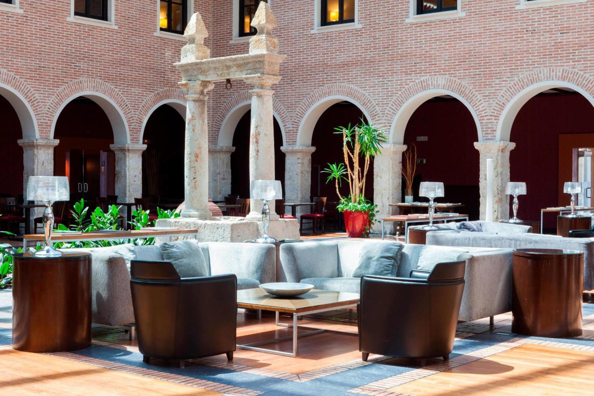 Ac Hotel Palacio De Santa Ana By Marriott Вальядолид Экстерьер фото The hotel's lobby