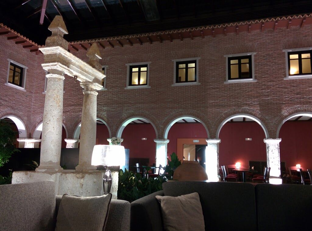 Ac Hotel Palacio De Santa Ana By Marriott Вальядолид Экстерьер фото The inner courtyard of the hotel